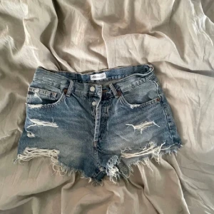 Zara Jeansshorts  - Jeansshorts från zara i väldigt bra skick, säljes då dem är för stora för mig. Köpta här på Plick🌸