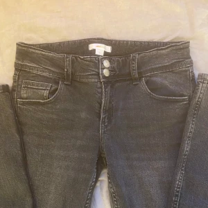 Jeans - Jag säljer dessa grå bootcut jeansen från Gina Young i storlek 164 tall! Fickor med detaljer bak, två knappar fram. Lågmidjade  Ny skick
