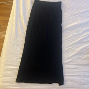 kjol - säljer denna svarta lång kjolen i strlk 134/140, funkar som xxs💕 jättefin,mysig och tunn, passar bra till allt och extra bra nu inför sommaren☀️🌸