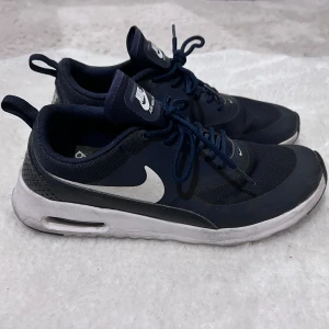 Nike thea air Max  - Nike thea air Max i marinblått. Skorna är i storlek 41 (innermått: 26 cm). Skorna har endast använts ett fåtal gånger.  Kan skicka fler bilder vid önskemål! :)