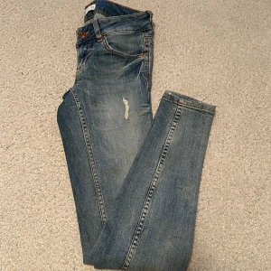 Low waist jeans - Lågmidjade tajta  jeans med liten slitning. Storlek 34, använt fåtal gånger. I bra skick! 