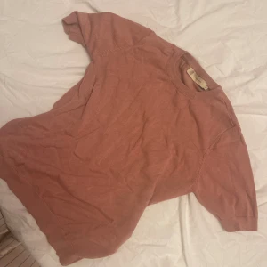 Söt rosa topp🎀 - Säljer denna fina gammelrosa toppen. Storlek S i tröjan. I princip helt oanvänd i nyskick. Skriv gärna vid fler frågor🎀