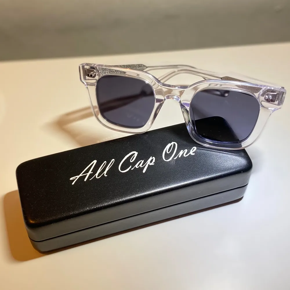 Säljer ett par solglasögon från All Cap One. De är nästintill identiska till Chimi. Glajorna är i nyskick och är perfekta nu till sommaren!. Accessoarer.