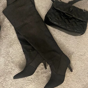Svarta boots - Skitsnygga, endast använt en gång men tyckte de va för höga på mig som är 155. Jättefint skick annars. Skriv gärna privat för fler bilder eller frågor🌸