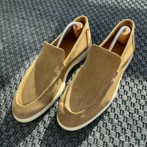 Loafers i mocka som liknar loro piana summer walk skor, rikgit fräscha och stilrena och passar perfekt till sommaren 