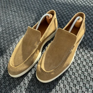 Loafers mocka - Loafers i mocka som liknar loro piana summer walk skor, rikgit fräscha och stilrena och passar perfekt till sommaren 