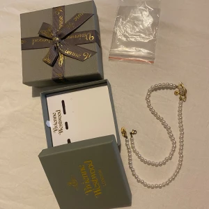 vivienne westwood pärlhalsband  - jätte fint halsband som inte kommer till användning längre. spännet har förlorat färg som man kan se på bilden men det är inget som syns när man har på sig det. osäker på om det är äkta.