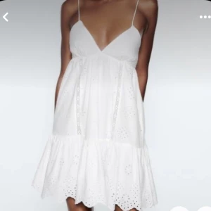 Vit sommarklänning - Jättefin zara klänning som är köpt för två år sen men endast använd två/tre gånger. Perfekt nu för sommaren❤️‍🔥