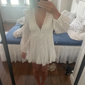 Vit klänning zara - Jättefin vit klänning ifrån zara, köptes förra året och endast använd en gång. Storlek Medium men liten i storleken. Jag är 165cm och brukar ha xs/s. Nypris 699, mitt pris 300. 