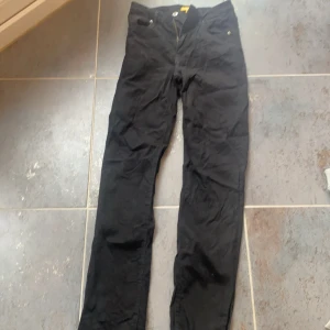 Svarta jeans med slit - Svarta Gina tricot Young jeans med slit. Använda max 5 gånger super fina. Skriv för mer information. 