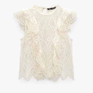 Populär spets topp - En så fin och eftertraktad spets topp ifrån zara, säljs inte längre. Den är i fint skick🥰