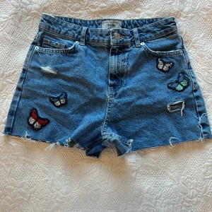  Rivna shorts med fjärilar på -  Använt några få gånger men ser verkligen så helt ny ut. men lappen på insidan har jag Råka klippa av en bit men vet att den är storlek 36.