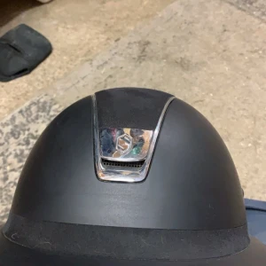 Samshield Hjälm - Storlek M på skalet, 57 liner