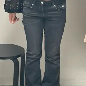 Funderar på att sälja mina jätte snygga lågmidjade jeans från Gina eftersom de är lite för korta för mig❤️kontakta vid intresse💘💘 slutsålda på deras hemsida i denna storlek!