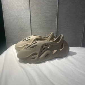 Yeezy Foam Runners - Tjena säljer dessa feta foam runners som aldrig använts!  Det är storlek 44,5 men skulle säga att den passar 42 Skriv till mig vid minsta fundering