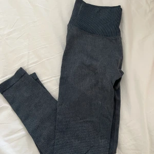 Träningstights Aimin  - Träningstights i fint skick från Aimin i jeansfärg!