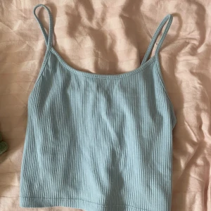 Blå topp newyorker  - Säljer denna blåa topp från newyorker i storlek s då jag inte använder den längre💓