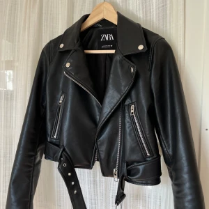 Zara skinnjacka - Skinnjacka från Zara, använd några få gånger, är i nyskick. Stl XS🤍Nypris 500