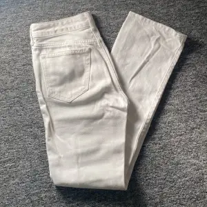 Vita low waist straight jeans ifrån BikBok. De har tyvärr blivit försmå på mig.  (org. pris 699kr).