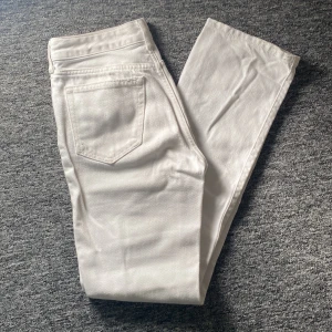 Low straight jeans - Vita low waist straight jeans ifrån BikBok. De har tyvärr blivit försmå på mig.  (org. pris 699kr).