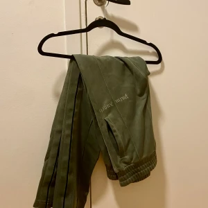 Palm angels trackpants - Säljer nu dessa sjukt snygga Palm angels trackpants❗️färgen är grön/olivgrön.  Cond: 8/10 använda ett fåtal gånger Pris: 2200kr, men kan dock diskuteras vid en snabb affär💶💸🤙🏼 Storlek: S Har du minsta lillafundering så hör av dig i ett dm‼️☎️📱📞