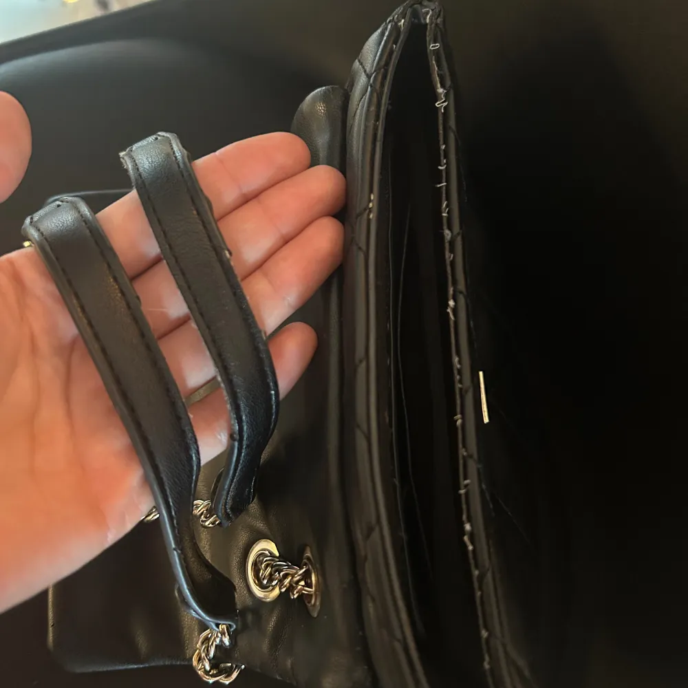 Svart perfekt valentino väska, går att ha crossbody samt på axeln. Säljer för den ej används längre. Fint skick liten defekt (se sista bild) nypris 1200kr. Asusteet.