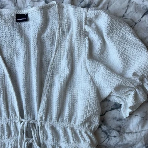 Blus - Hej! Säljer denna blus från Gina Tricot! Jättefin och i väldigt bra skick! 💕💕