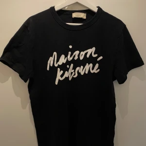 T-shirt från Maison Kitsuné - Fin t-sjukt från Maison Kitsuné i bra använt skick. Storlek M, tts.