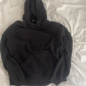 Bik bok hoodie! - svart hoodie från bik bok i fint skick men lite nopprig, går nog att ta bort💕💕 Köparen betalar frakten