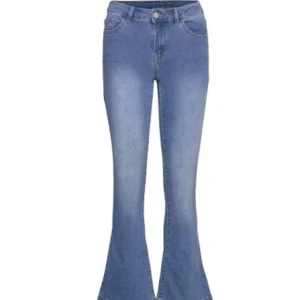Blå bootcut jeans - Jag säljer mina blå bootcut jeans från Vila då jag inte gillade passformen! Väldigt bra skick och använda ett fåtal gånger! Nypris 500kr