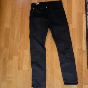 Helsvarta levi’s jeans w29 L32 modell 502