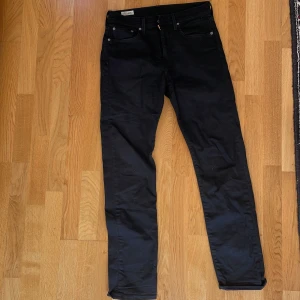 Levis svarta jeans  - Helsvarta levi’s jeans w29 L32 modell 502