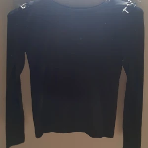 Svart t-shirt  - Svart långärmade t-shirt aldrig använt. Pris kan diskuteras 