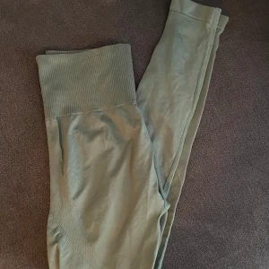 Seamless tights  - Jättefina Seamless tights i storlek M men skulle säga att dom är mer som en S. Grön/gråa i färgen med en smickrande ”söm/resår” under rumpan. Använda ett fåtal gånger så jättefint skick. 50 kr