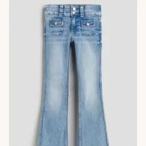 Intressekoll på dessa asssnygga jeans som är slutsålda som passar perfekt till sommaren💞💞Kontakta innan köp!💓Passar folk som har xs/s/ Går inte under 400💞