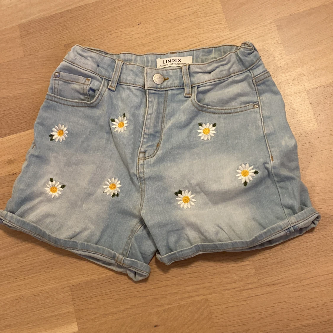 Säljer dessa gulliga jeans shorts då dom inte är för mig💛