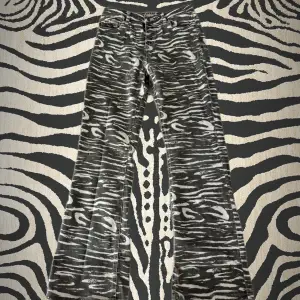 Säljer nu dessa populära och eftertraktade jeansen i zebra mönster ifrån guess då de inte kommer till min användning längre. Vid mer information, vänligen kontakta via DM! 