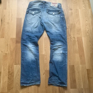 Bootcut truey - Feta trueys som sitter baggy för att vara trueys. Dem är bootcut och har fett fade på fram och bak sidan. De har ganska många hål på framsidan. Skriv om ni vill ha fler bilder elr frågor!