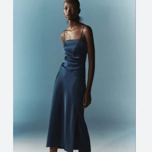 Balklänning zara - Marinblå balklänning k satin från zara, köptes hösten 2022 och säljs inte längre. Använd 1 gång, bra skick. Skriv för egna bilder eller annat💕 