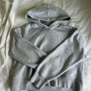 Super snygg och populär kroppad hoodie från Zara❣️❣️ Perfekt till sommaren 🌸🌸 Skriv om ni vill ha mer info!