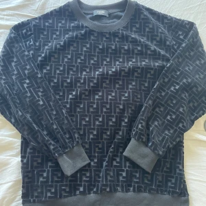 Fendi tröja. Ny oanvänd - Fendi tröja. Lite mocka material. Storlek S men är lite oversized så passar M också