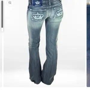 Rock and republic - VB jeans, väldigt fint skick liten defekt ( se bild 3 ) storlek 25 ( etikett) midja tvärs över 35. Midjehöjd 25, innerbenslängs 91, benvidd nertill 23(cm) tveka inte att höra av er vid frågor 💕känns ungefär som en XXS