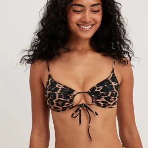 Slutsåld leopard bikinibh bikinitopp NAKD - Storlek L men passar om man brukar ha ha M-L I överdel i bikini (ca 75C-75D) eller upp till E om man vill att den ska vara cheeky  Använd 1 gång, SLUTSÅLD 