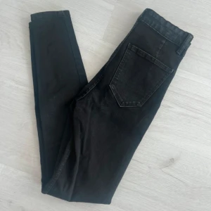 Jeans från Zara - Jeans från zara i strl 34, använda men i bra skick.