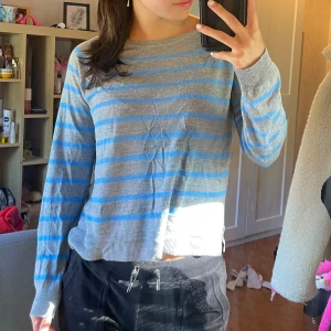 Zara tröja - Säljer denna fina tröja från Zara som har slits på sidorna, storlek S passar xs/s💓