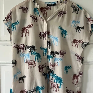 Tiger ok Sweden blus i siden - Sidenblus från Tiger of Sweden. Använd typ 3 gånger. Mycket fint skick.