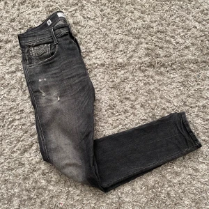 Replay anbass  - Tjena! Säljer dessa Replay anbass som är i fint skick - modellen på bilden är 190 - storleken är 33/34 men passar mer som 32/34 - hör av dig vid frågor!