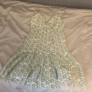 Ljusgrön klänning från MANGO - Jättefin klänning från MANGO i XS, köpte för ca 1 år sedan men använt max 2 ggr 