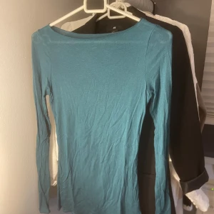 Intimissimi topp - Säljer min intimissimi tröja i blågrön! Använd ett par gånger, men fortfarande bra skick!  Kontakta gärna för mer bilder eller funderingar😊