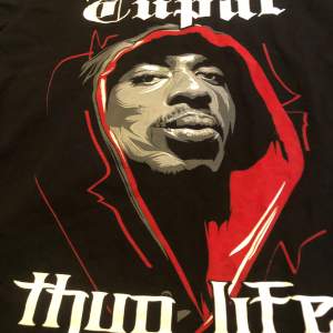 En fin tupac T-shirt i nytt skick, näst intill oanvänd. Storlek L men passar även M. 